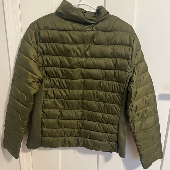 Light weight puffer jacket. Size xl but is stretchy, fits more like a M-L - Picture 3 of 3